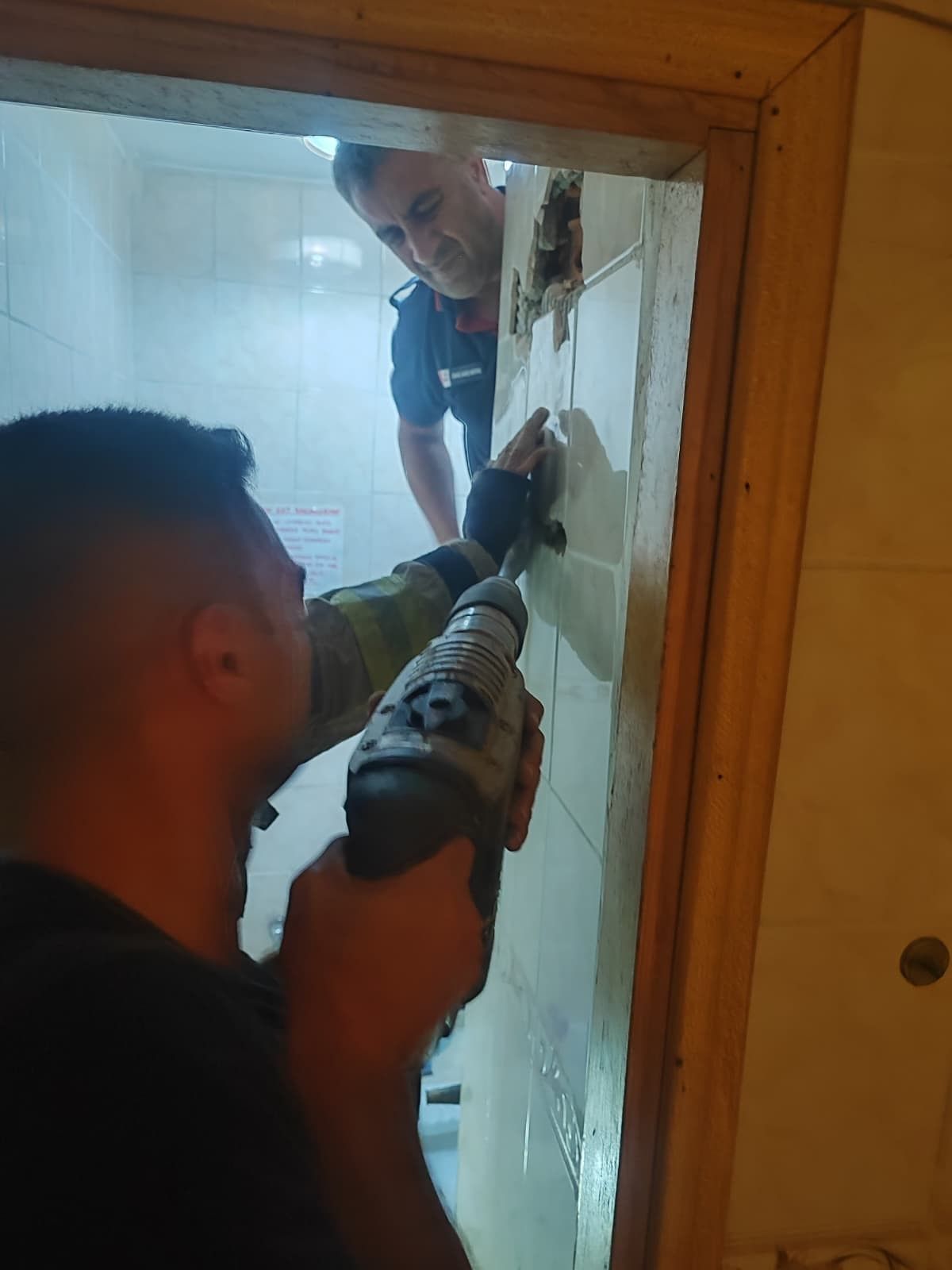 Telefon canından edecekti! Havalandırma boşluğuna düştü! Duvarlar kırılarak kurtarıldı! 1