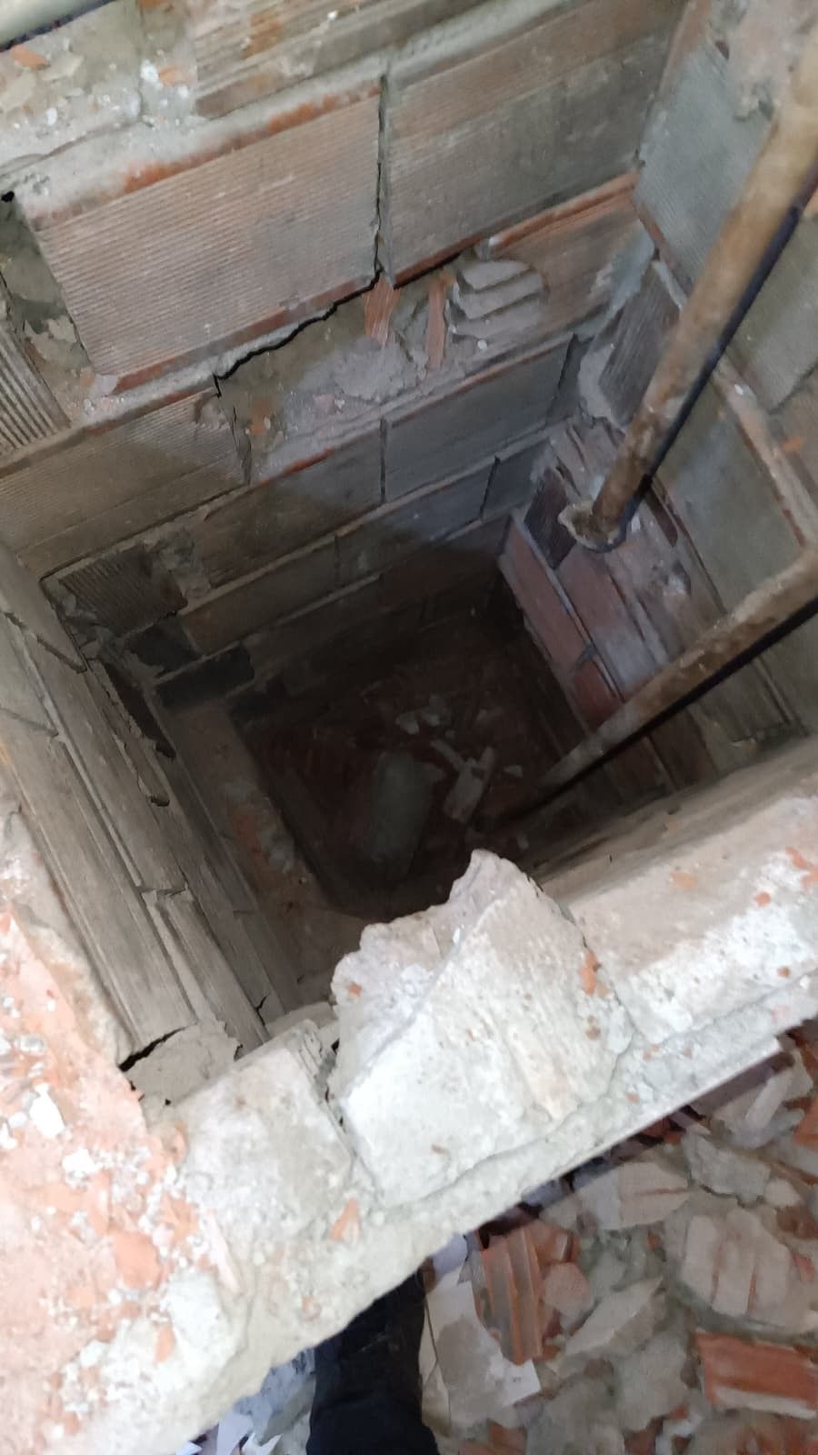 Telefon canından edecekti! Havalandırma boşluğuna düştü! Duvarlar kırılarak kurtarıldı! 2