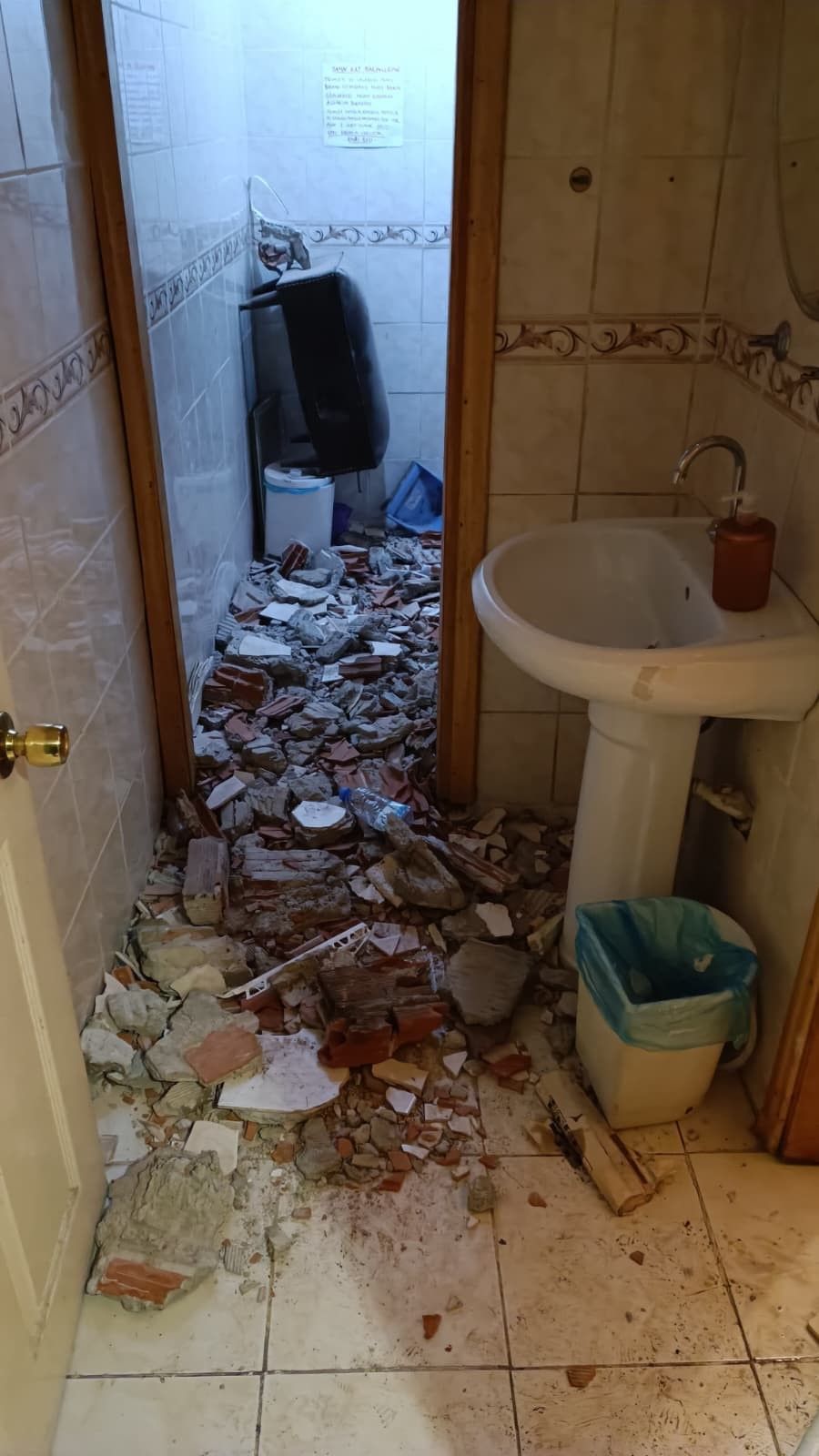 Telefon canından edecekti! Havalandırma boşluğuna düştü! Duvarlar kırılarak kurtarıldı! 3