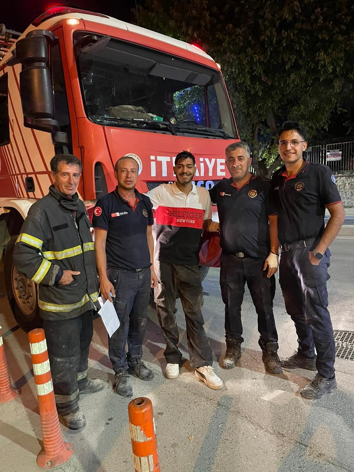 Telefon canından edecekti! Havalandırma boşluğuna düştü! Duvarlar kırılarak kurtarıldı! 5