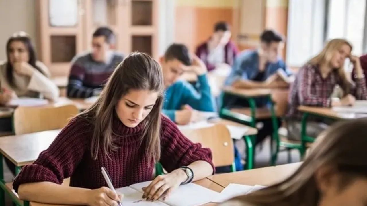 Açıköğretim kayıtları cep yakıyor! 2025-2026 AÖF harç ücretleri açıklandı 6