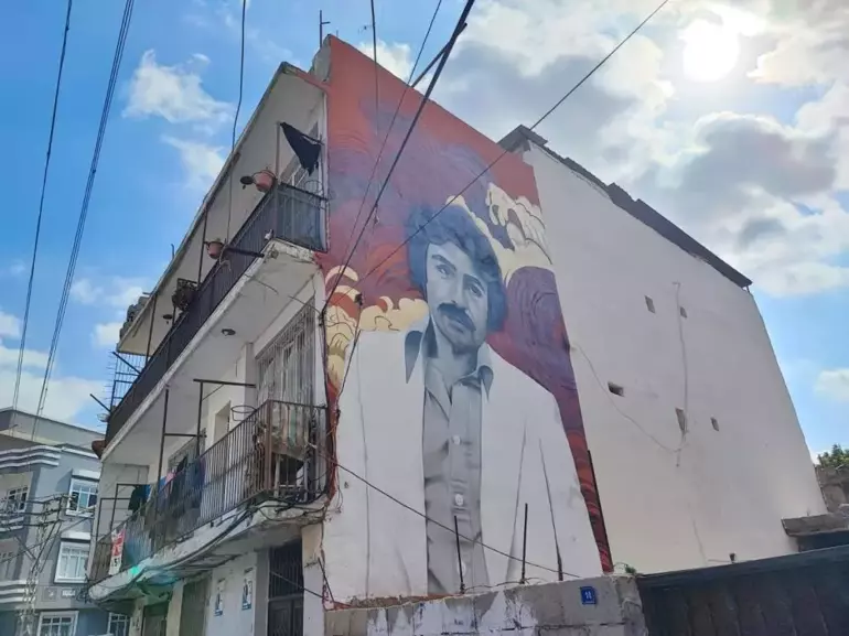 Ferdi Tayfur ve Müslüm Gürses'e vefa! Büyüdükleri mahalleye portreleri çizildi 4