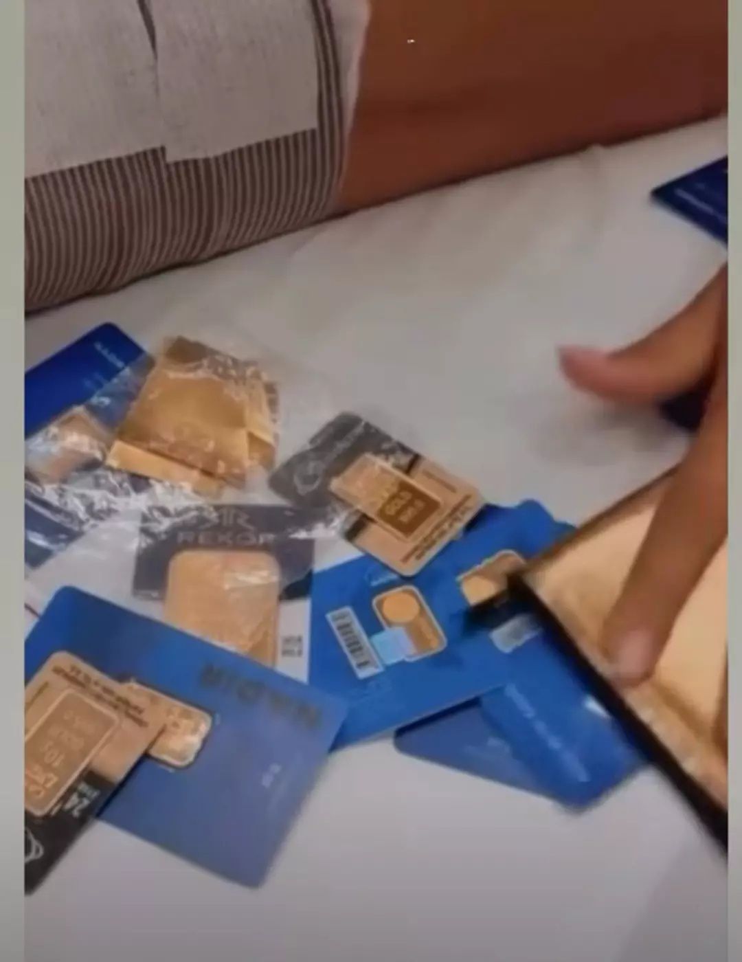 Survivor yarışmacı Nagihan Karadere ameliyat oldu! Hastaneye bir zarf dolusu altın geldi! "50 gram, 100 gram, külçeler..." 4