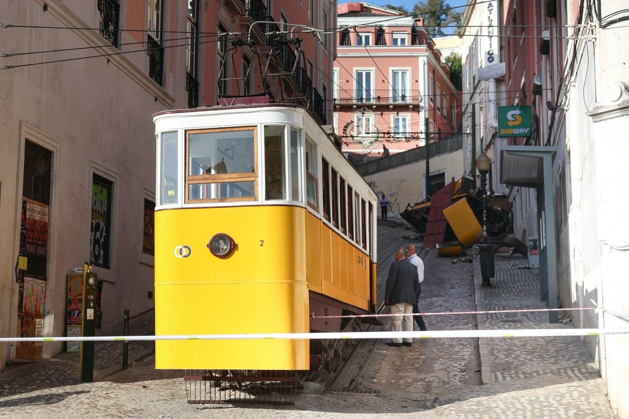 Lizbon’un simgesi, turistlerin gözdesi tarihi tramvay otele çarptı: 17 ölü, 18 yaralı var! Akıllara Beyoğlu hattı geldi... 6