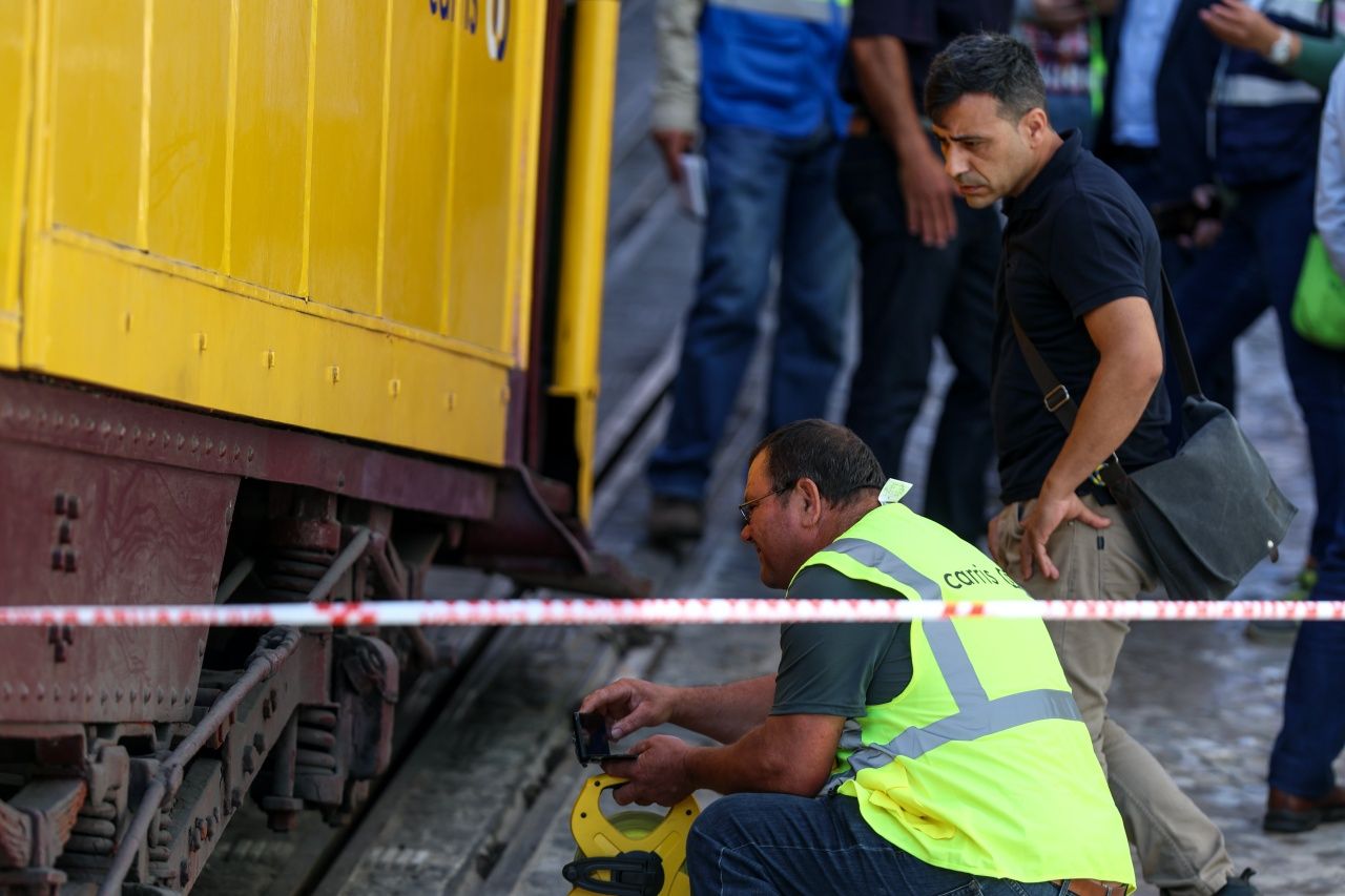 Lizbon’un simgesi, turistlerin gözdesi tarihi tramvay otele çarptı: 17 ölü, 18 yaralı var! Akıllara Beyoğlu hattı geldi... 7