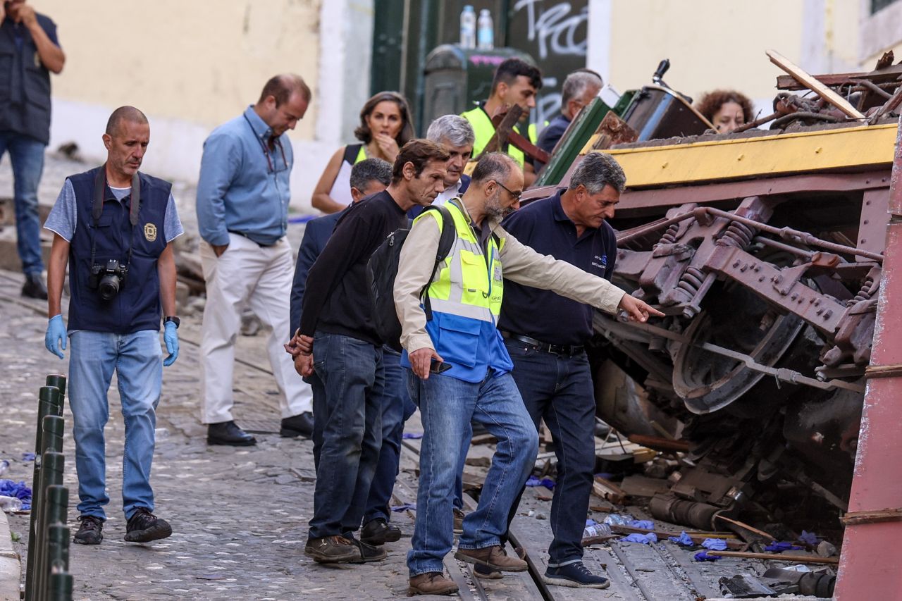 Lizbon’un simgesi, turistlerin gözdesi tarihi tramvay otele çarptı: 17 ölü, 18 yaralı var! Akıllara Beyoğlu hattı geldi... 3
