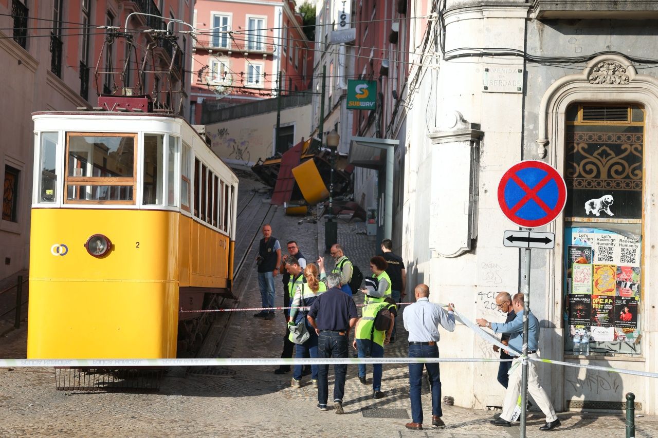 Lizbon’un simgesi, turistlerin gözdesi tarihi tramvay otele çarptı: 17 ölü, 18 yaralı var! Akıllara Beyoğlu hattı geldi... 10