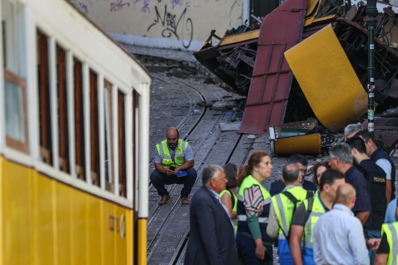 Lizbon’un simgesi, turistlerin gözdesi tarihi tramvay otele çarptı: 17 ölü, 18 yaralı var! Akıllara Beyoğlu hattı geldi... 9