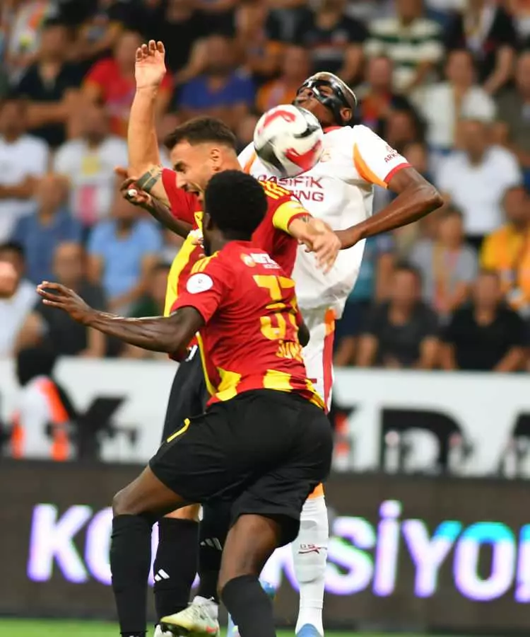 Victor Osimhen'den kahreden haber geldi: Sahalara dönmesi ayları bulabilir! 13