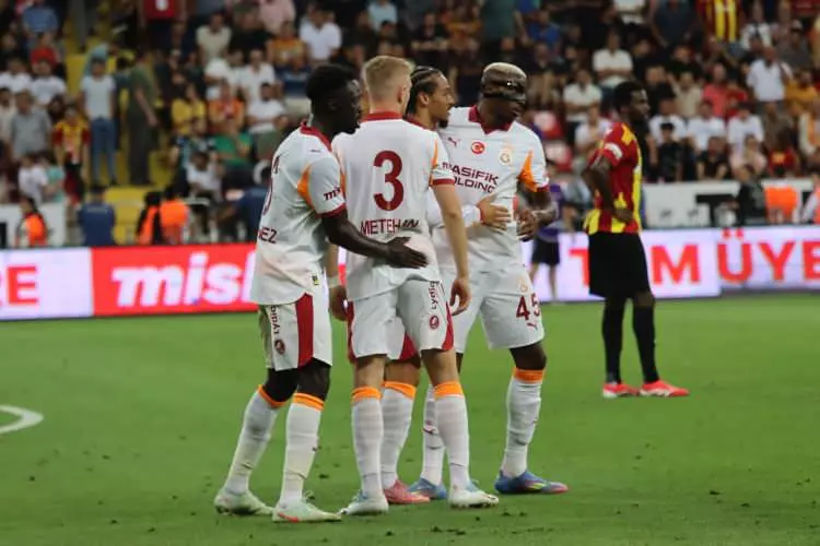 Victor Osimhen'den kahreden haber geldi: Sahalara dönmesi ayları bulabilir! 11