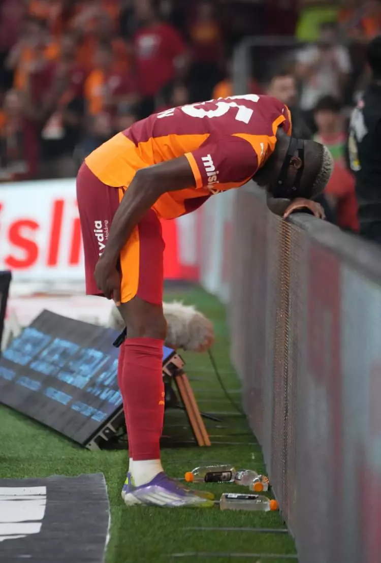 Victor Osimhen'den kahreden haber geldi: Sahalara dönmesi ayları bulabilir! 15