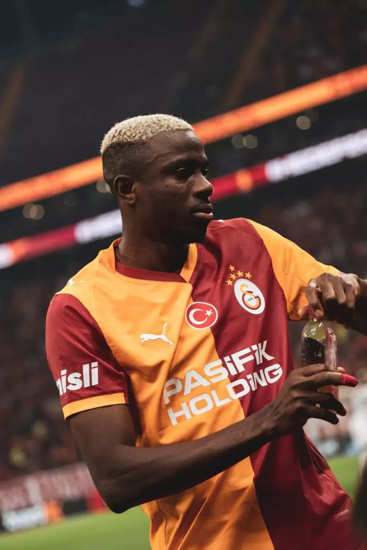 Victor Osimhen'den kahreden haber geldi: Sahalara dönmesi ayları bulabilir! 16