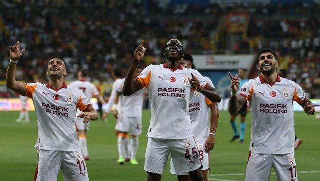 Victor Osimhen'den kahreden haber geldi: Sahalara dönmesi ayları bulabilir! 9