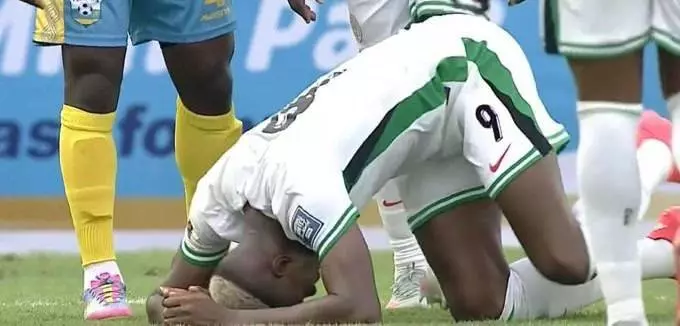 Victor Osimhen'den kahreden haber geldi: Sahalara dönmesi ayları bulabilir! 4