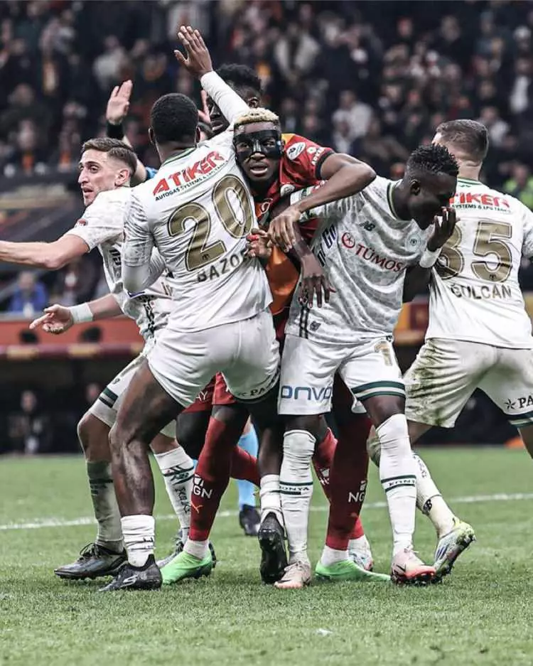 Victor Osimhen'den kahreden haber geldi: Sahalara dönmesi ayları bulabilir! 14