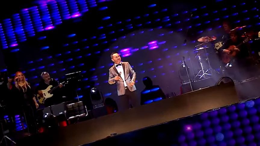 Serdar Ortaç, sahnede bir anda dondu kaldı! Şarkının sözlerini unuttu, hatırlamaya çalışsa da başarılı olamadı 4