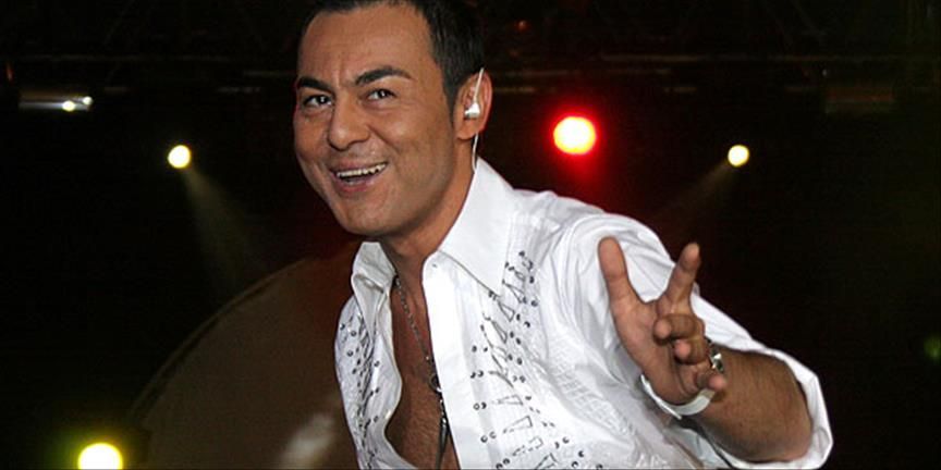 Serdar Ortaç, sahnede bir anda dondu kaldı! Şarkının sözlerini unuttu, hatırlamaya çalışsa da başarılı olamadı 5