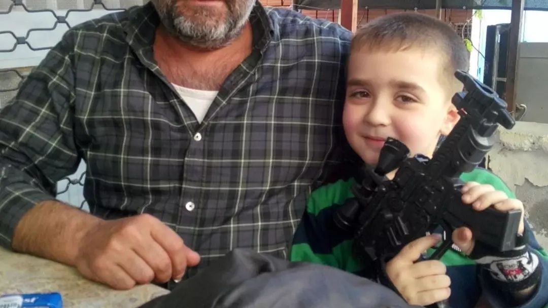 Polis katili işte böyle yetişmiş! Babasının paylaşımları tüyler ürpertti: Elinde silah, ağzında ölü kuş! 6