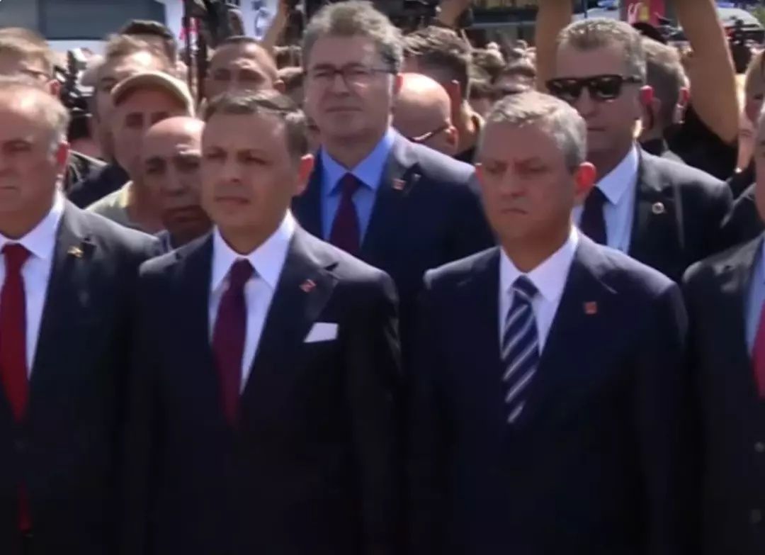 Özgür Özel, CHP'nin 102. kuruluş yıl dönümü sebebiyle İstanbul'a geldi! Özgür Çelik karşıladı... Gürsel Tekin törene katıldı mı? 3
