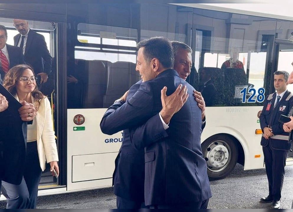 Özgür Özel, CHP'nin 102. kuruluş yıl dönümü sebebiyle İstanbul'a geldi! Özgür Çelik karşıladı... Gürsel Tekin törene katıldı mı? 1