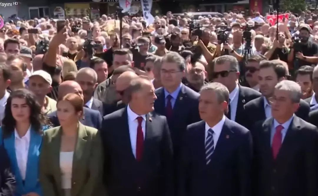 Özgür Özel, CHP'nin 102. kuruluş yıl dönümü sebebiyle İstanbul'a geldi! Özgür Çelik karşıladı... Gürsel Tekin törene katıldı mı? 2