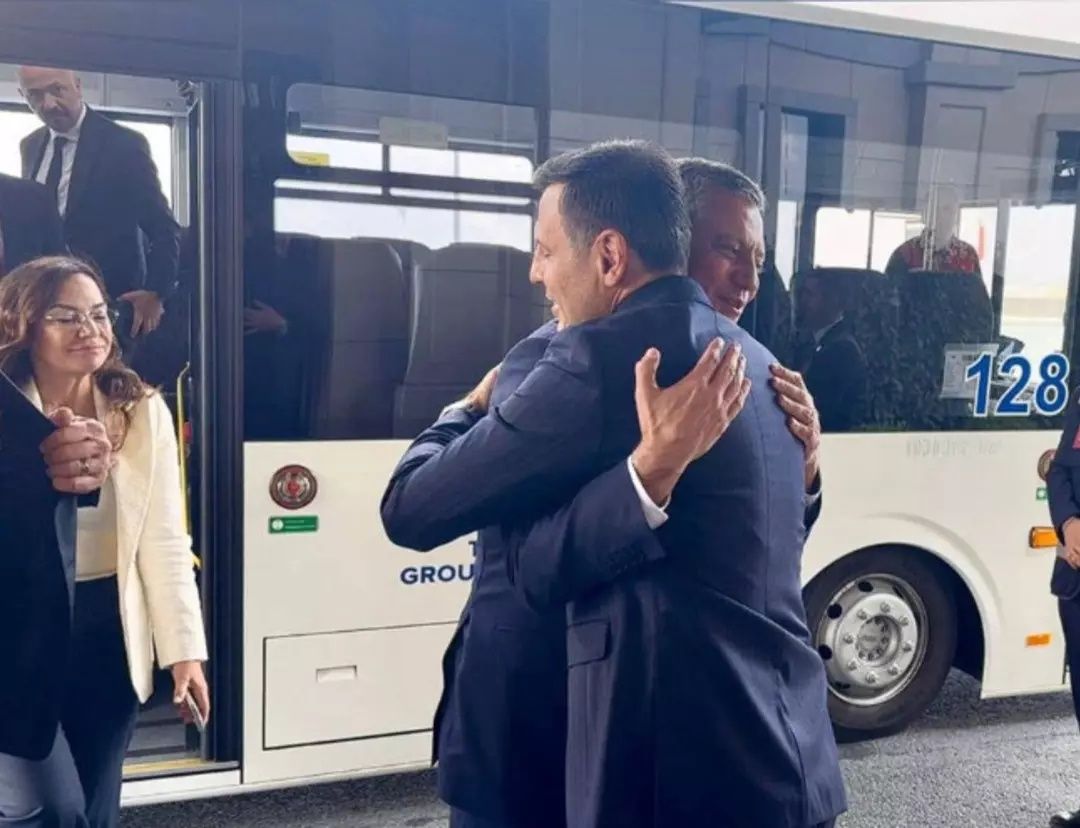 Özgür Özel, CHP'nin 102. kuruluş yıl dönümü sebebiyle İstanbul'a geldi! Özgür Çelik karşıladı... Gürsel Tekin törene katıldı mı? 4