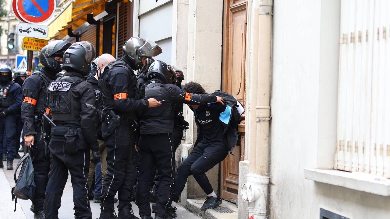 Paris’te olaylar büyüyor! “Her Şeyi Durduralım” eylemlerinde polis müdahalesi: 200 Gözaltı 1