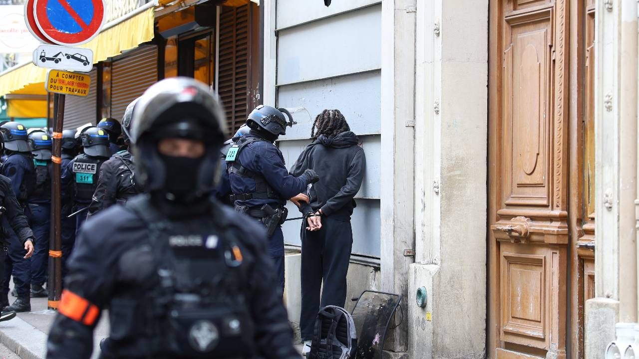 Paris’te olaylar büyüyor! “Her Şeyi Durduralım” eylemlerinde polis müdahalesi: 200 Gözaltı 2