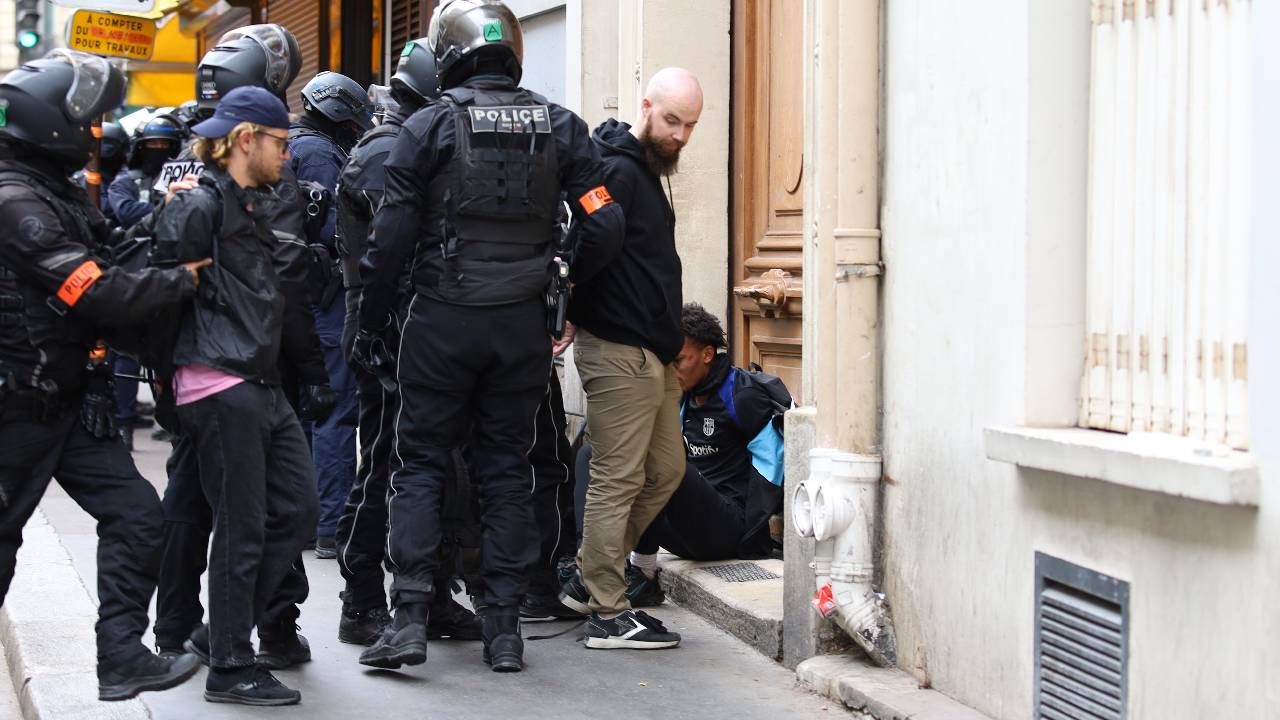 Paris’te olaylar büyüyor! “Her Şeyi Durduralım” eylemlerinde polis müdahalesi: 200 Gözaltı 3