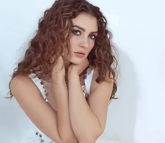 Burcu Özberk'ten yurt dışından gelip Türkiye'yi kötüleyen arkadaşlarına tepki! 4