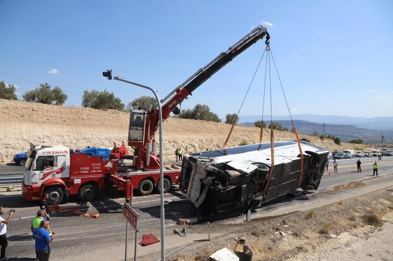 Mersin’de “ölüm virajı"nda korkunç kaza! 3 ölü, 6 yaralı 4