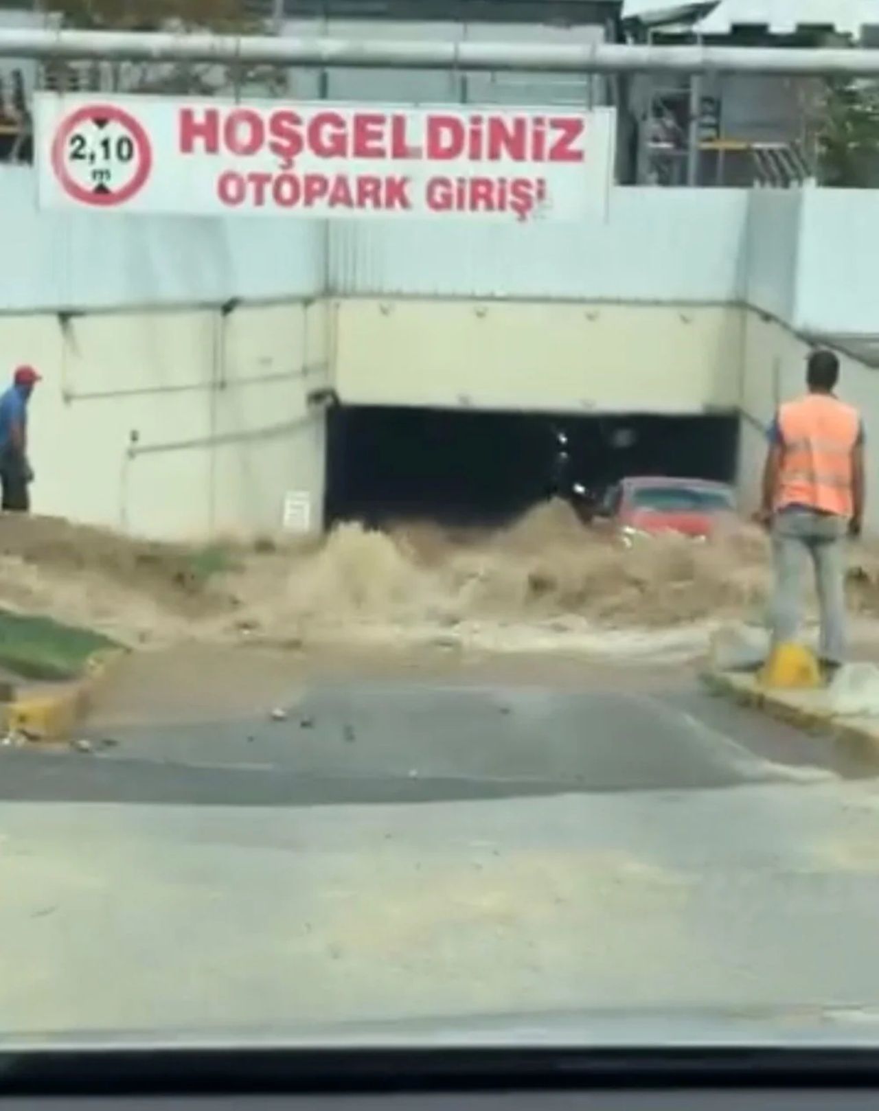 AVM otoparkı göle döndü! Kadıköy’de su borusu patladı 9
