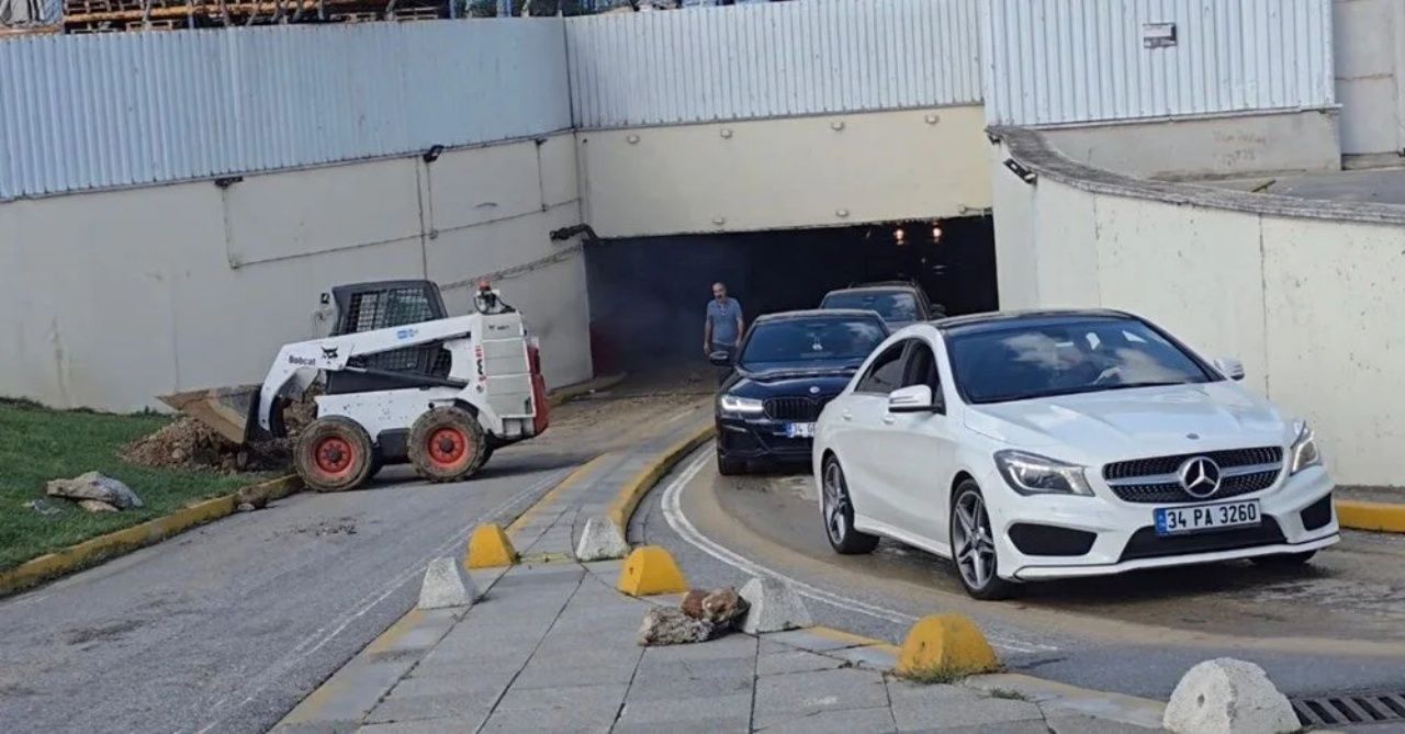 AVM otoparkı göle döndü! Kadıköy’de su borusu patladı 1