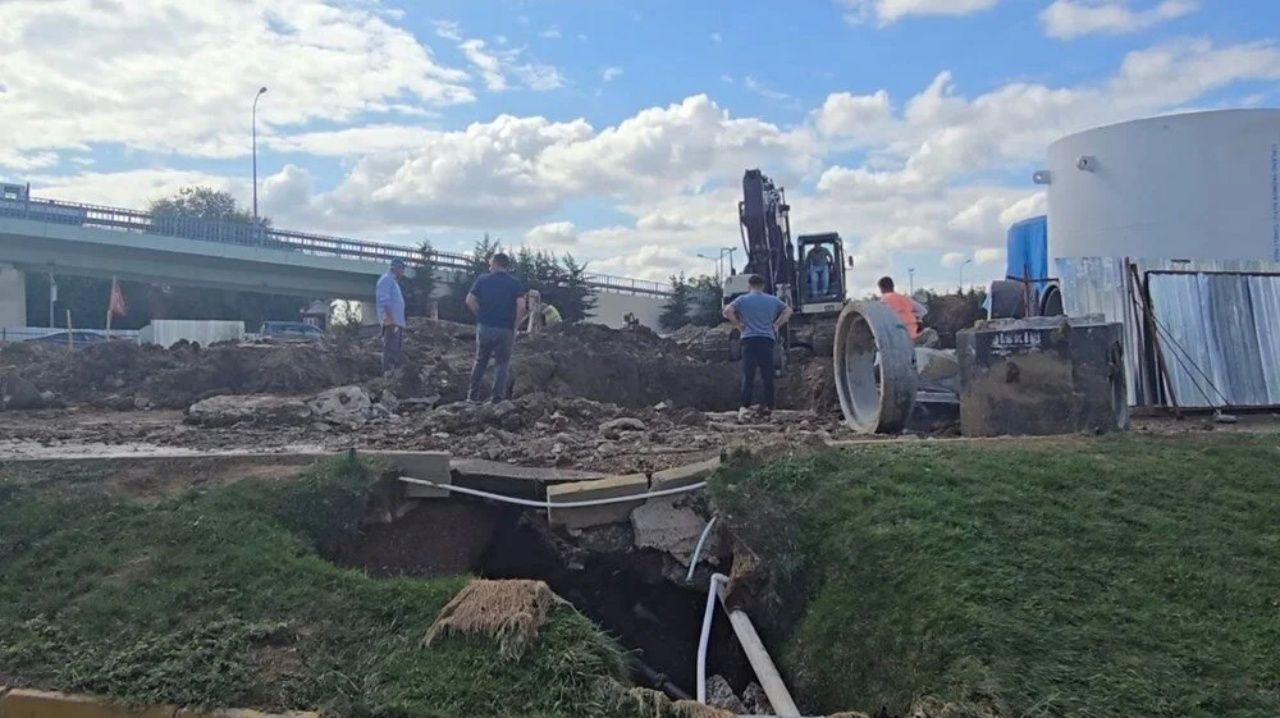 AVM otoparkı göle döndü! Kadıköy’de su borusu patladı 2