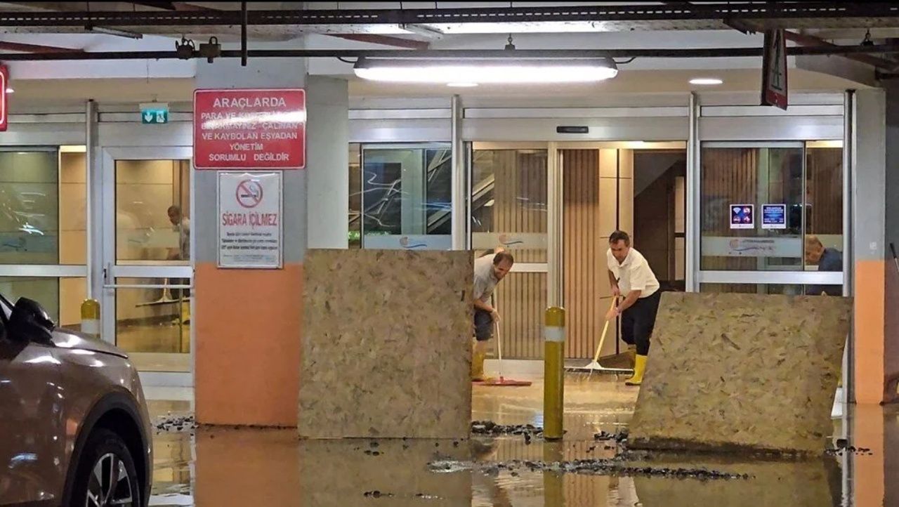 AVM otoparkı göle döndü! Kadıköy’de su borusu patladı 3