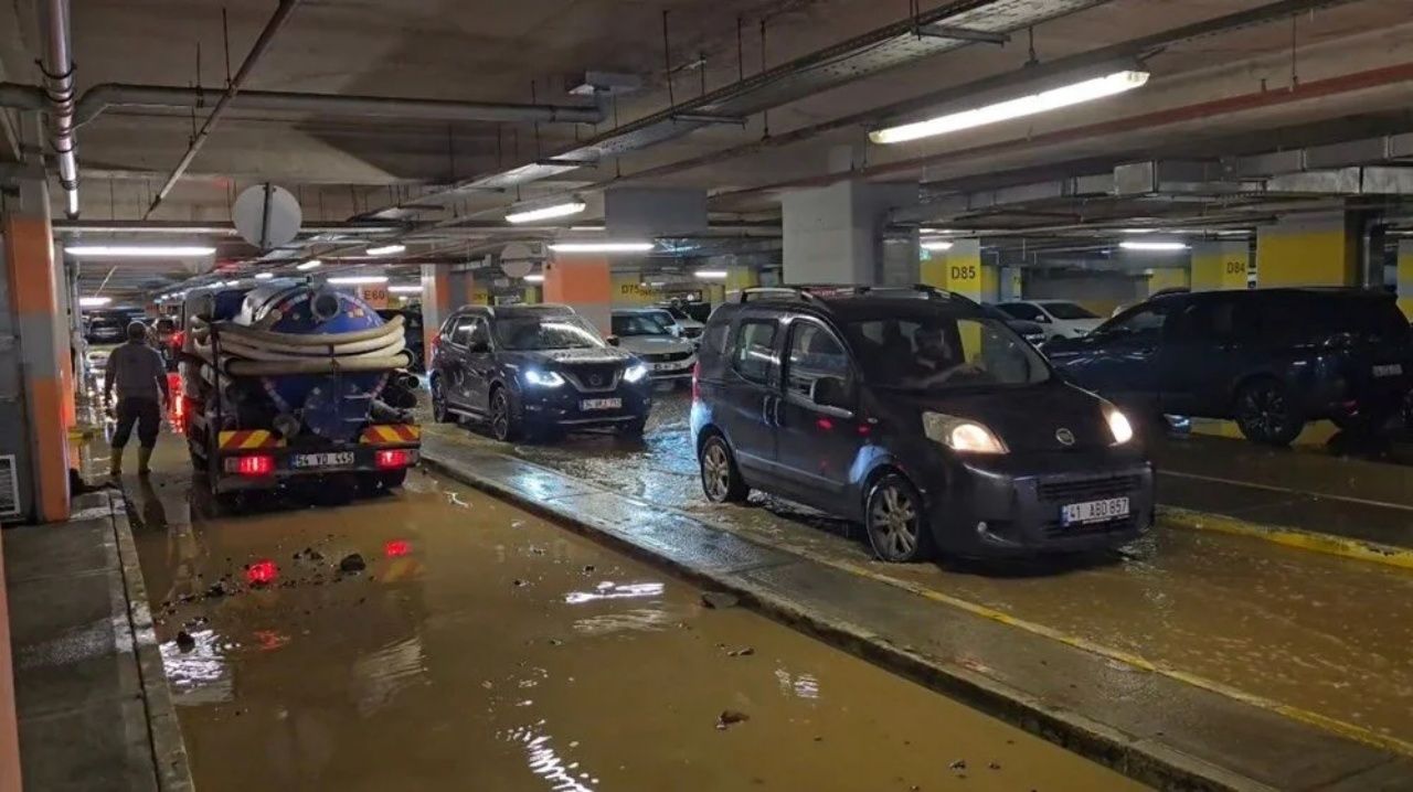 AVM otoparkı göle döndü! Kadıköy’de su borusu patladı 4