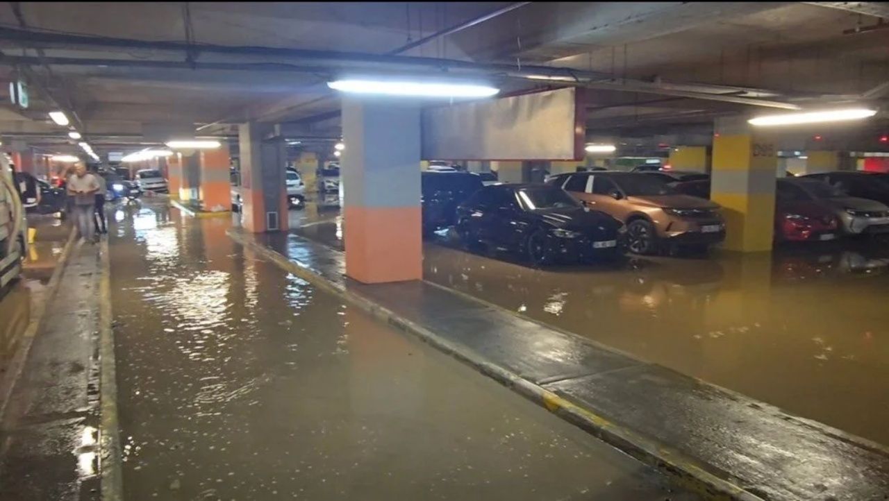 AVM otoparkı göle döndü! Kadıköy’de su borusu patladı 5