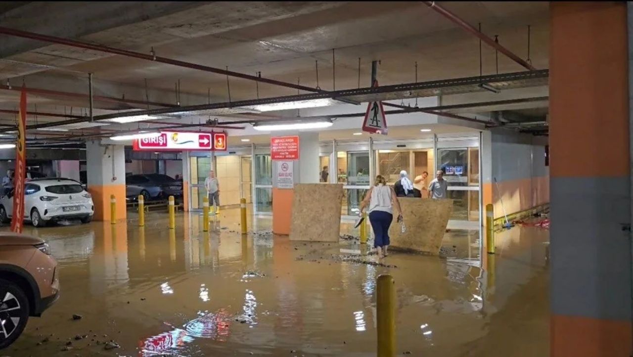 AVM otoparkı göle döndü! Kadıköy’de su borusu patladı 6