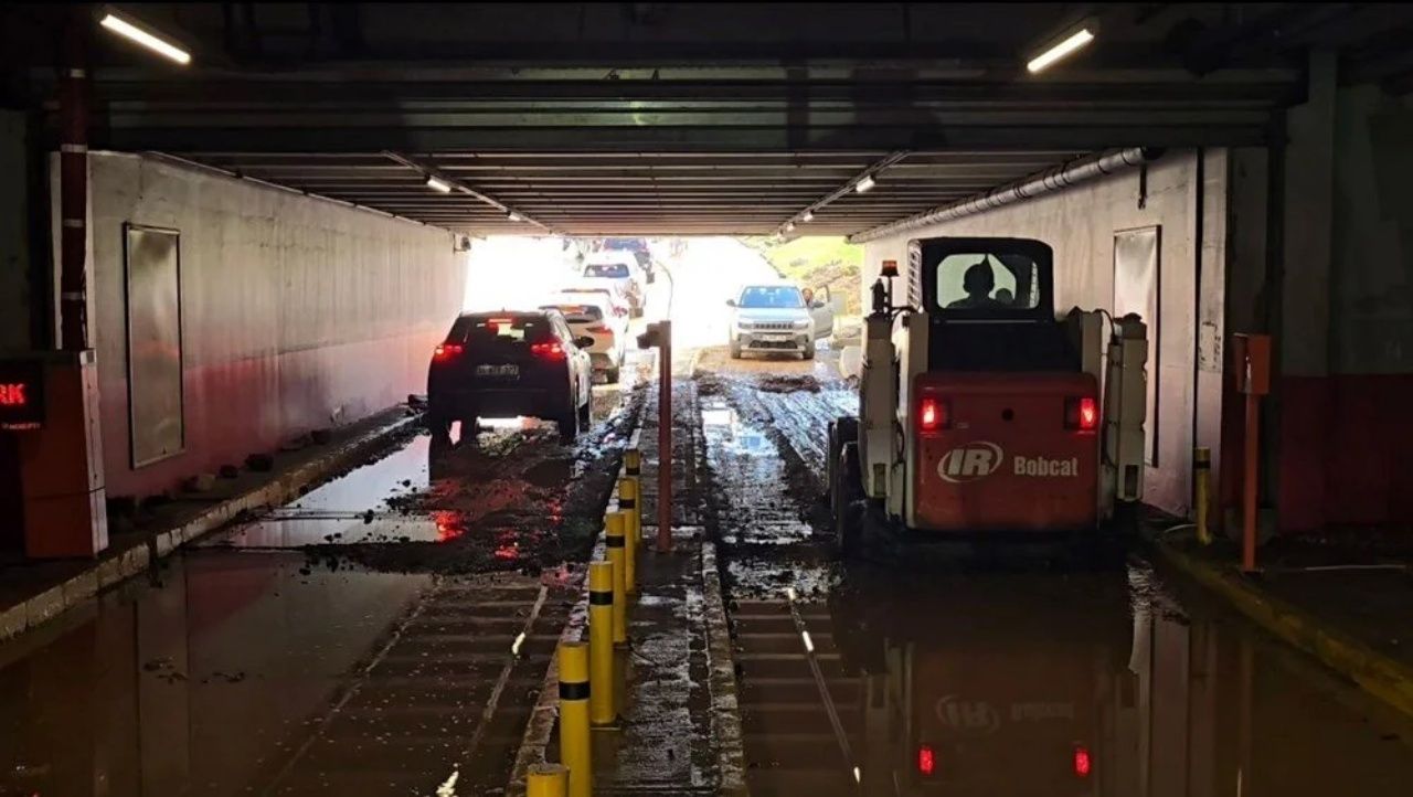 AVM otoparkı göle döndü! Kadıköy’de su borusu patladı 7