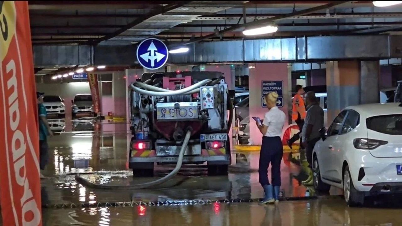 AVM otoparkı göle döndü! Kadıköy’de su borusu patladı 8