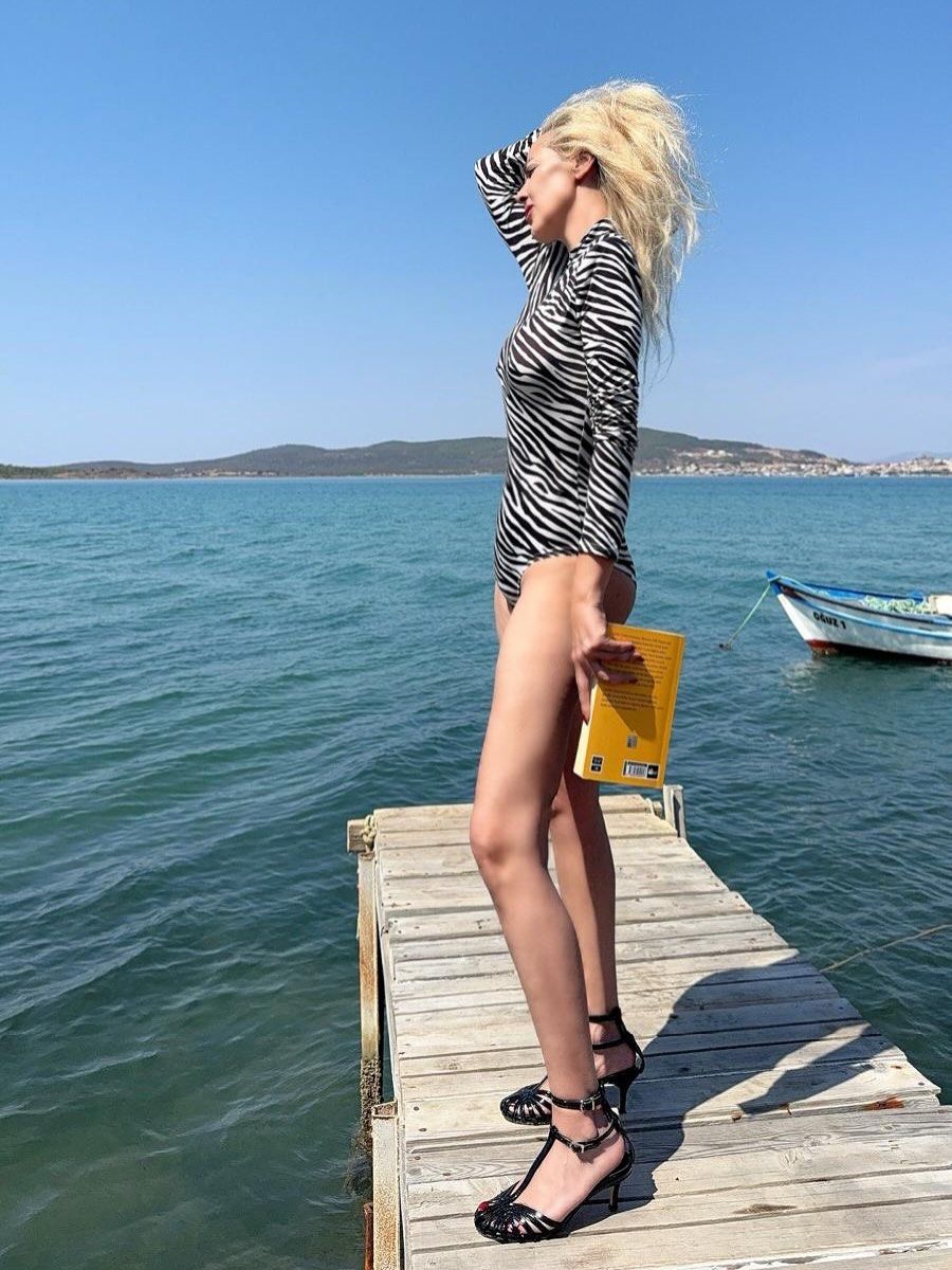 Hülya Avşar'ın kardeşi Helin Avşar, filtresiz pozunu paylaştı! 'Tanıyamadım' yorumuna sinirlendi 5