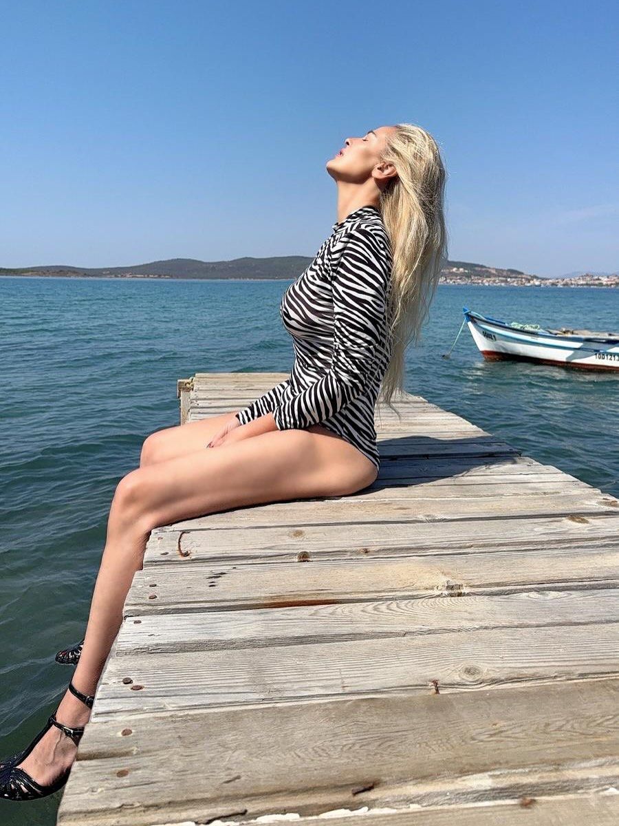 Hülya Avşar'ın kardeşi Helin Avşar, filtresiz pozunu paylaştı! 'Tanıyamadım' yorumuna sinirlendi 4