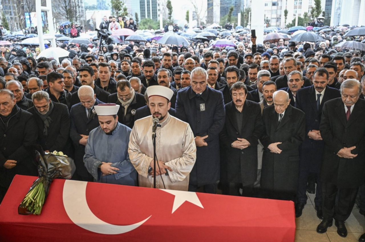 MHP Genel Başkanı Devlet Bahçeli, merhum sanatçı Ferdi Tayfur'un kabrini yaptırdı! 'Milli bir abide' 6