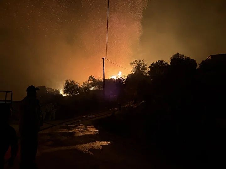 Alevler ev ve seralara sıçradı! Mahalleler boşaltıldı... Antalya, Aydın ve Muğla’da orman yangınları! Alevlere karşı canhıraş mücadele... 9