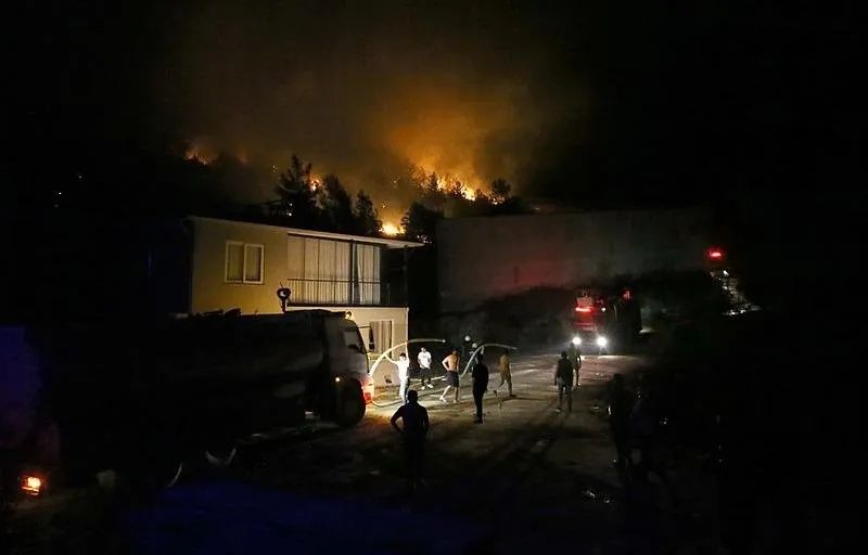 Alevler ev ve seralara sıçradı! Mahalleler boşaltıldı... Antalya, Aydın ve Muğla’da orman yangınları! Alevlere karşı canhıraş mücadele... 4