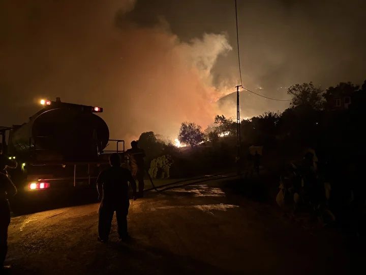 Alevler ev ve seralara sıçradı! Mahalleler boşaltıldı... Antalya, Aydın ve Muğla’da orman yangınları! Alevlere karşı canhıraş mücadele... 8