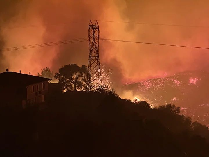 Alevler ev ve seralara sıçradı! Mahalleler boşaltıldı... Antalya, Aydın ve Muğla’da orman yangınları! Alevlere karşı canhıraş mücadele... 7