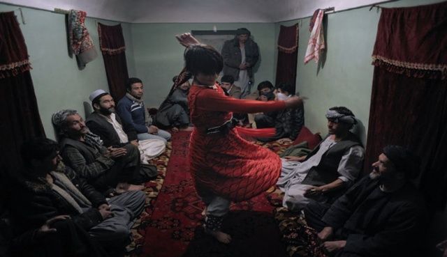 Afganistan’da çocuk istismarının utanç verici yüzü: Küçük çocuklar kadın kıyafetleri giydirilerek eğlencelerde dans ettiriliyor! 1