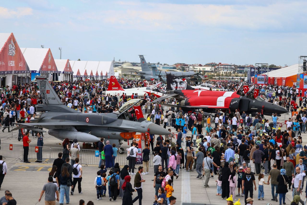 Türkiye’nin ilk astronotu Alper Gezeravcı TEKNOFEST’te gençlerle buluştu 6