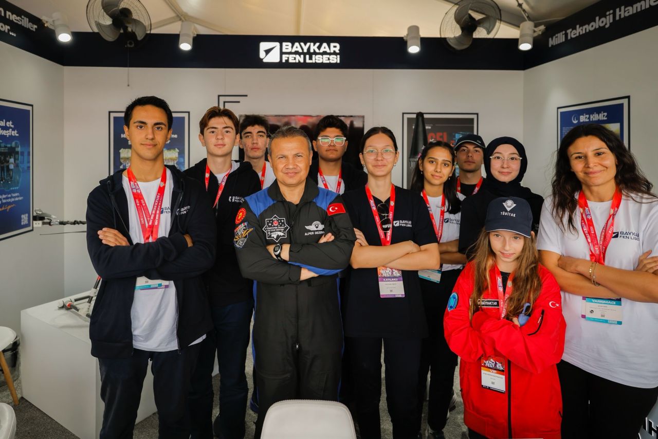 Türkiye’nin ilk astronotu Alper Gezeravcı TEKNOFEST’te gençlerle buluştu 4